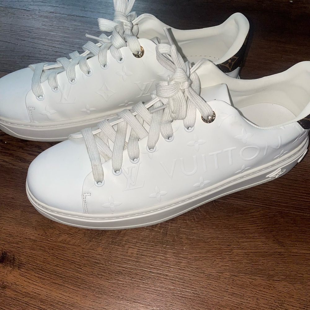 📣One Day SALE💸 Time Out Embossed Sneakers 🚨
